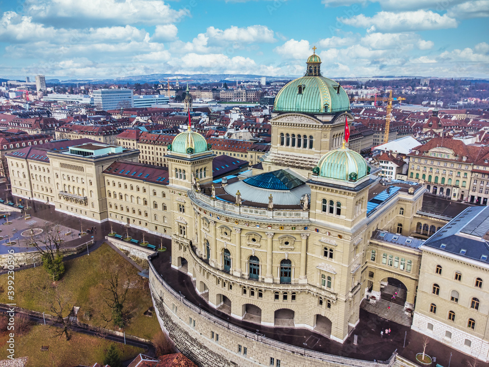 Fototapeta premium Bundeshaus in Bern, Schweiz mit wolken