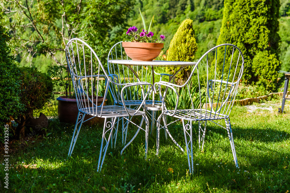 Iron table with chairs (in the garden)