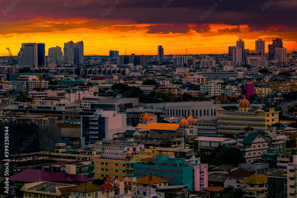 Naklejka premium The high angle background of the city view with the secret light of the evening, blurring of night lights, showing the distribution of condominiums, dense homes in the capital community