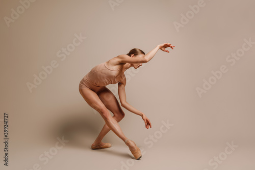 Fototapeta Naklejka Na Ścianę i Meble -  Sensual young woman ballet dancer performing