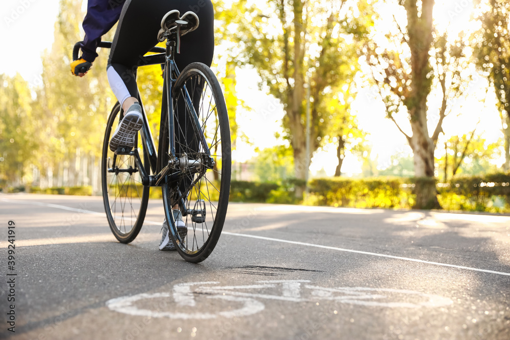 Obraz premium Female cyclist riding bicycle outdoors