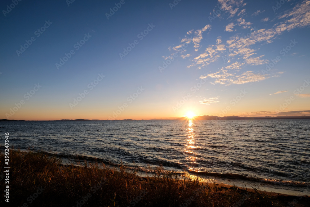 Obraz premium 滋賀県長浜市豊公園の琵琶湖の夕日