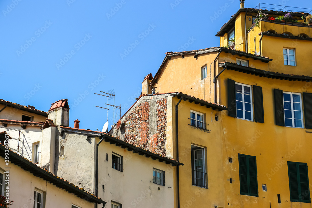 Obraz premium Lucca, Italy. Beautiful architecture of famous square Piazza dell'Anfiteatro in Lucca.