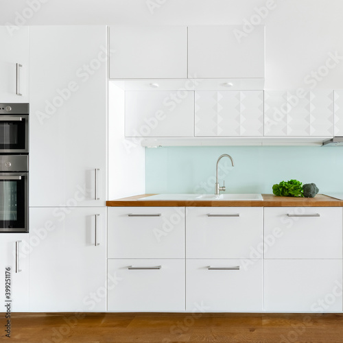 Kitchen in white and wood