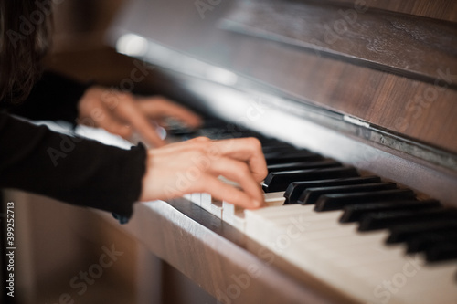 Pianist hands © algrigo