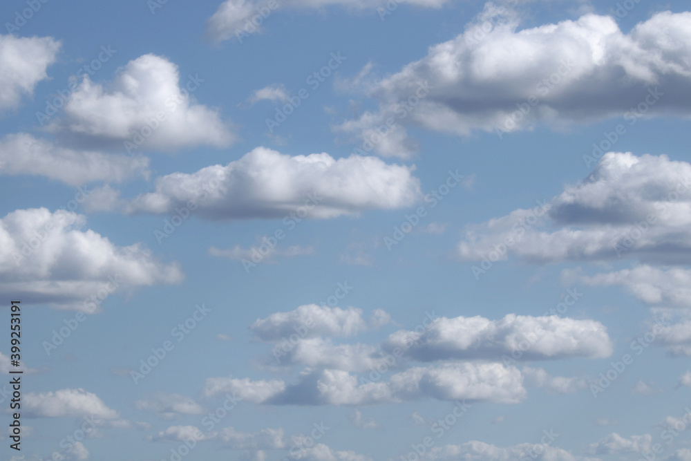 blauer Himmel mit Cumuluswolken
