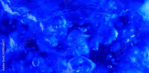 Blaues Wasser mit Blasen und Wellenbildung. Beispiel kochendes Wasser für Ökologischen Fußabdruck.