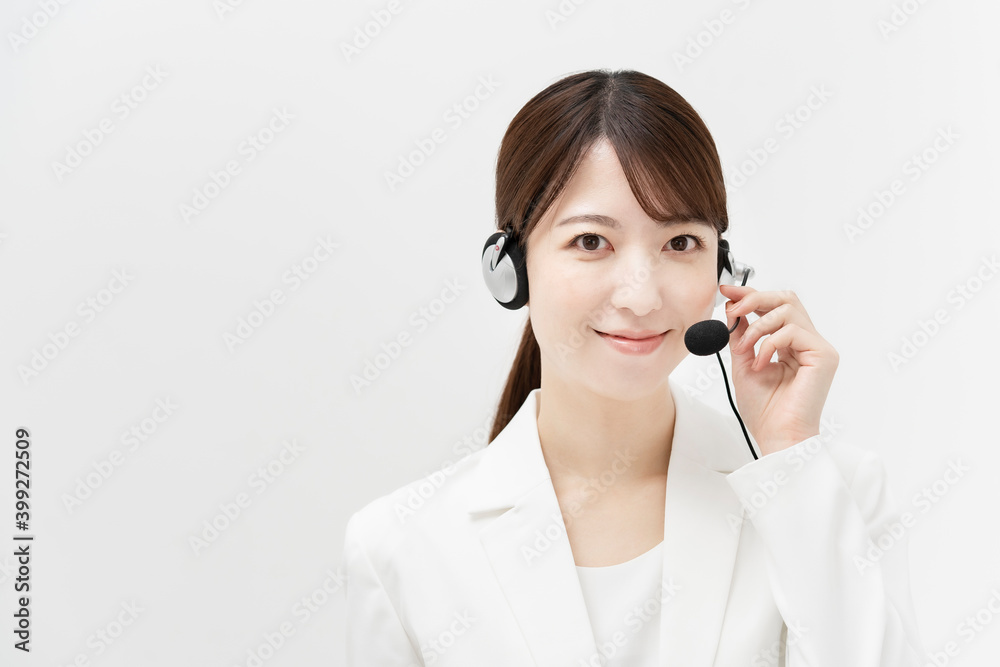 ヘッドセットを装着した白いスーツの女性 ヘッドセットを装着した白いスーツの女性