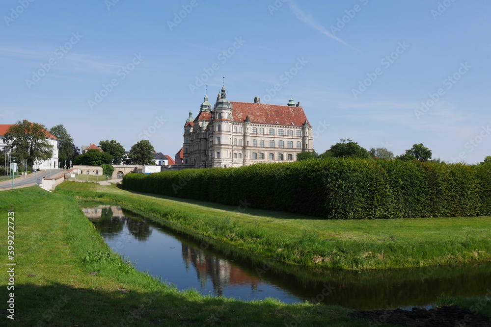 Güstrower Schloss und Schlosspark mit Kanal in Güstrow
