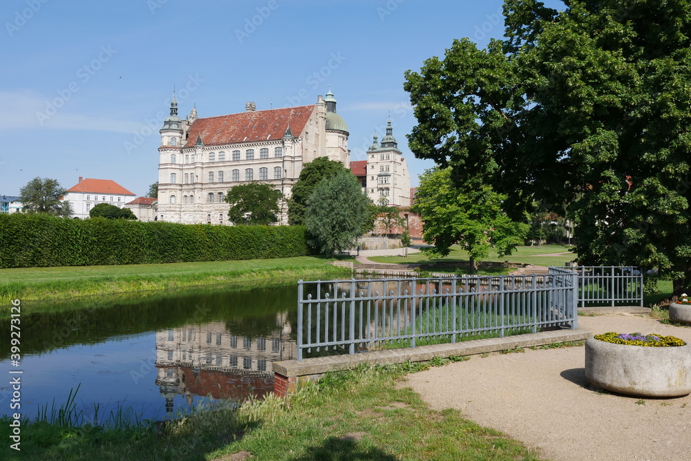 Schloss spiegelt sich im Wasser in Güstrow - eine historische Stadt in Mecklenburg-Vorpommern 