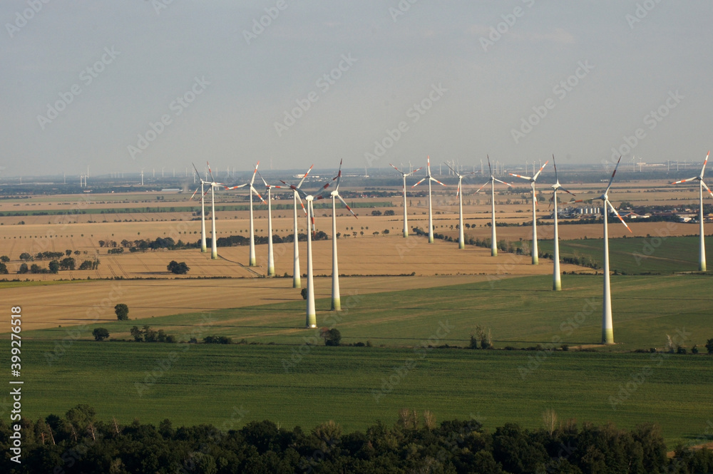 Blick von oben auf einen Windpark in Dessau-Roßlau Blick von oben auf einen Windpark in Dessau-Roßlau