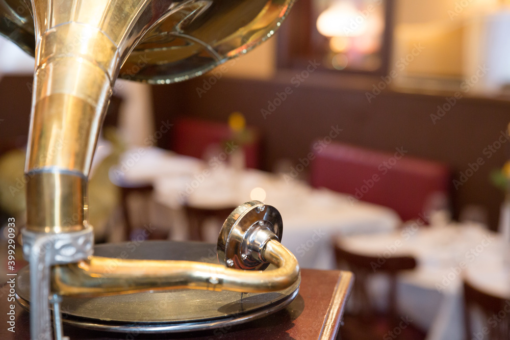 Naklejka premium gramophone premier plan et salle de restaurant au second plan