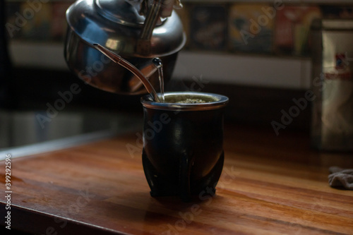 Cebando mate con pava tradicional