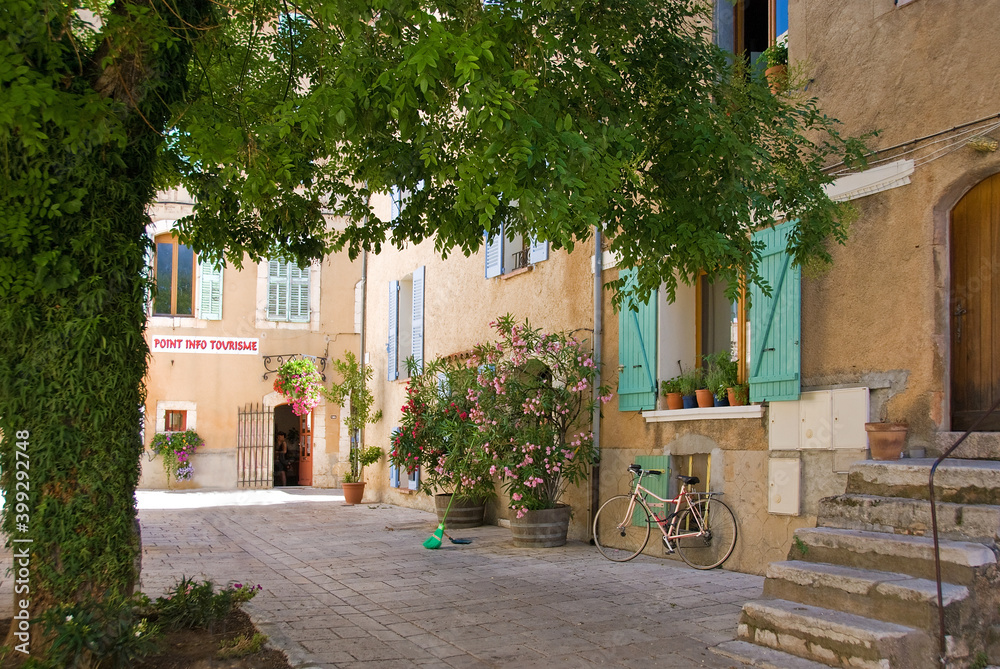 Fototapeta premium Pittoreske Ortsmitte von Régusse, Provence vor der Touristeninformation