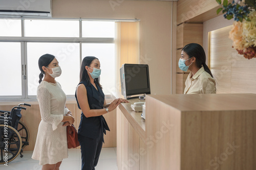 Fotografie Patients wearing face mask contact for treatment sickness with receptionist at r