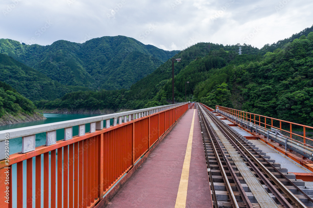 奥大井湖上の駅と橋