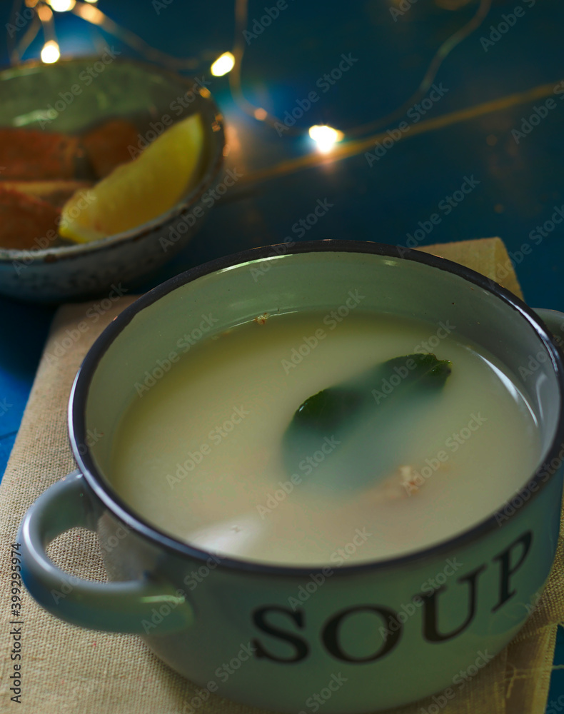 Consomé o sopa de pollo con verduras, cocina casera para días de frío