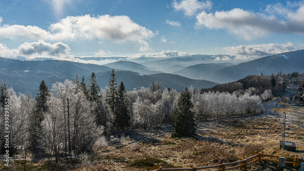 Góry, Beskid Śląski, widok z Równicy w zimie. Śląsk, Polska