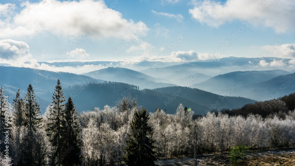 Góry, Beskid Śląski, widok z Równicy w zimie. Śląsk, Polska