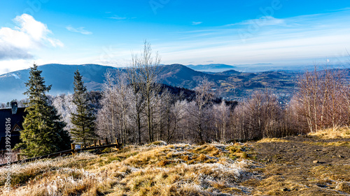 Fototapeta Naklejka Na Ścianę i Meble -  Góry, Beskid Śląski, widok z Równicy w zimie. Śląsk, Polska