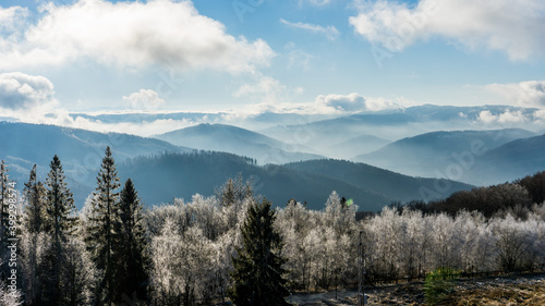 Góry, Beskid Śląski, widok z Równicy w zimie. Śląsk, Polska