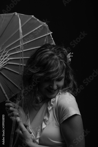 Mujer con sombrilla japonesa en estudio photo