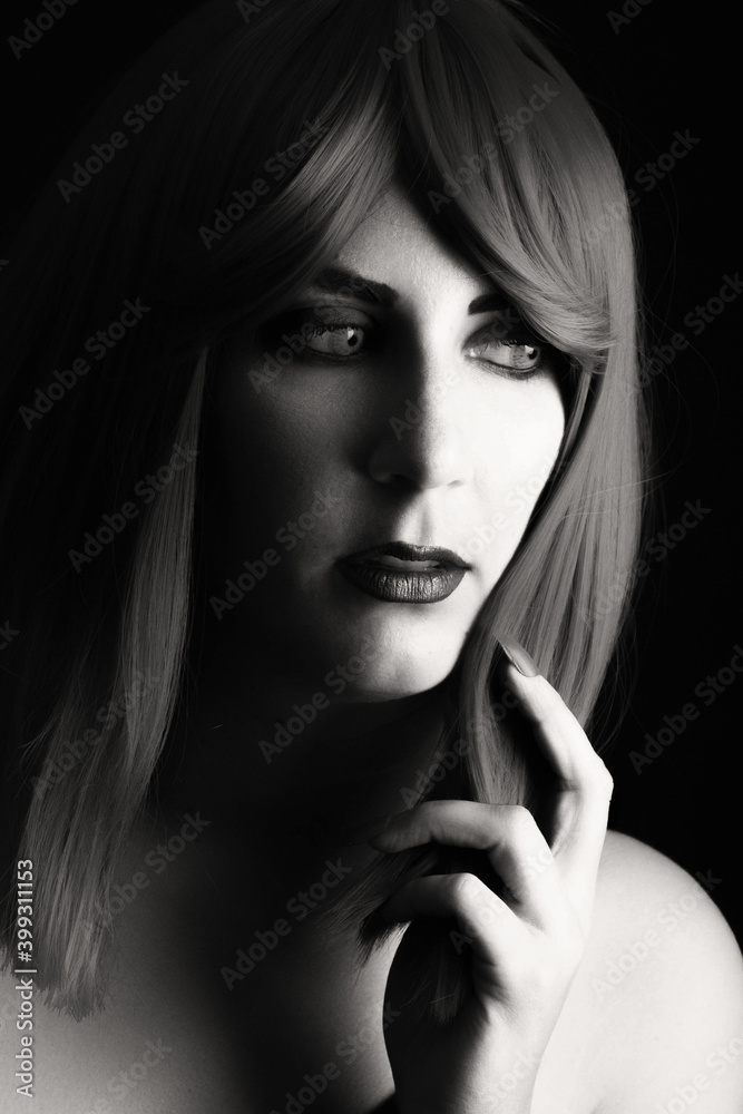 Primer plano mujer, sesión estudio blanco y negro Primer plano mujer, sesión estudio blanco y negro