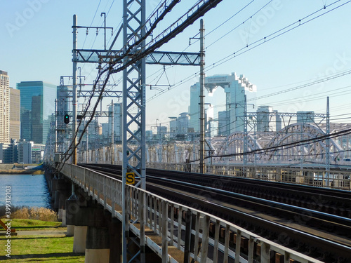 淀川右岸から見た阪急電鉄の新淀川橋梁(2020年12月撮影)