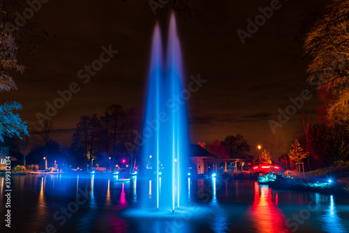 Beleuchtete Wasserfontäne bei Nacht