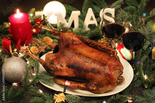 Eine festliche Weihnachtsgans, gefüllt mit köstlichen Bratäpfeln und dazu einen leckeren Rotwein