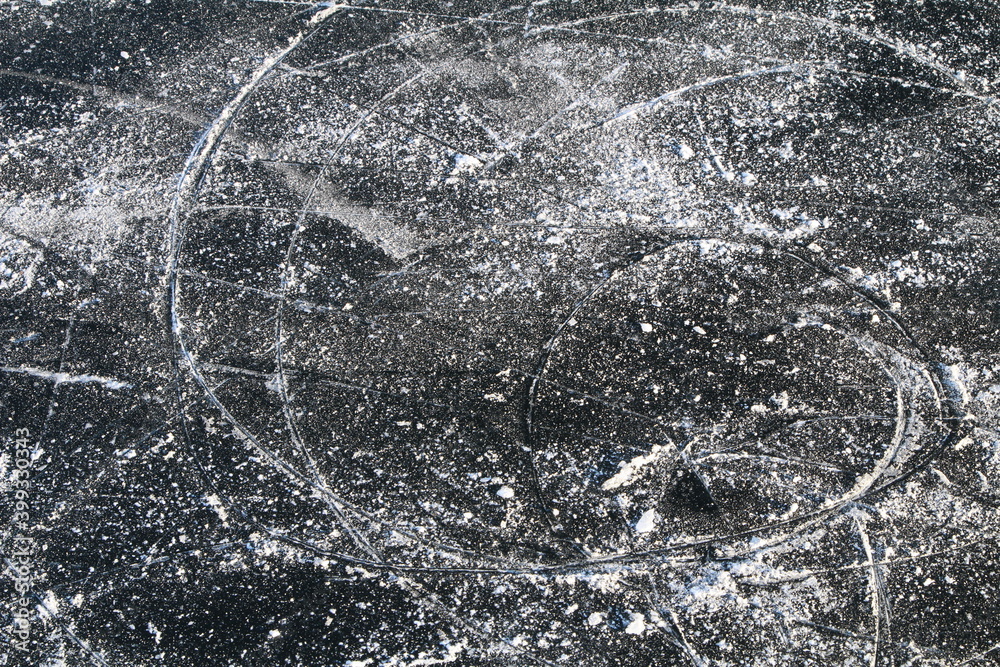 Φωτογραφία the trail of skates on the black ice of the lake