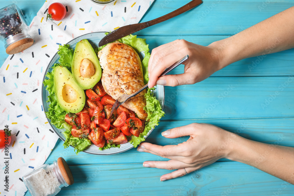 Εκτύπωση καμβά Caprese lunch bowl with grilled chicken and avocado on a blue wooden background