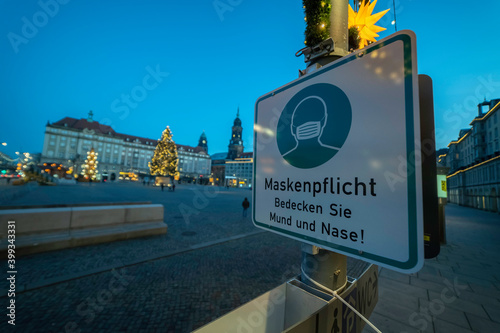Maskenpflicht Schild aufgrund von Corona mit Weihnachtsbaum am Altmarkt in 14 Dezember 2020 Dresden Deutschland Dresden Deutschland 
