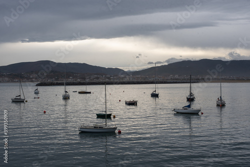 barcos varados en el mar amaneciendo en Hondarribia país vasco. © Safi