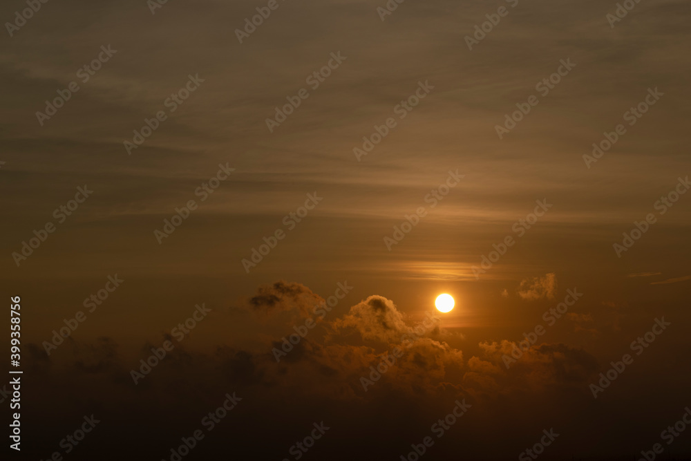 Obraz premium Beautiful sunset red sun over city.