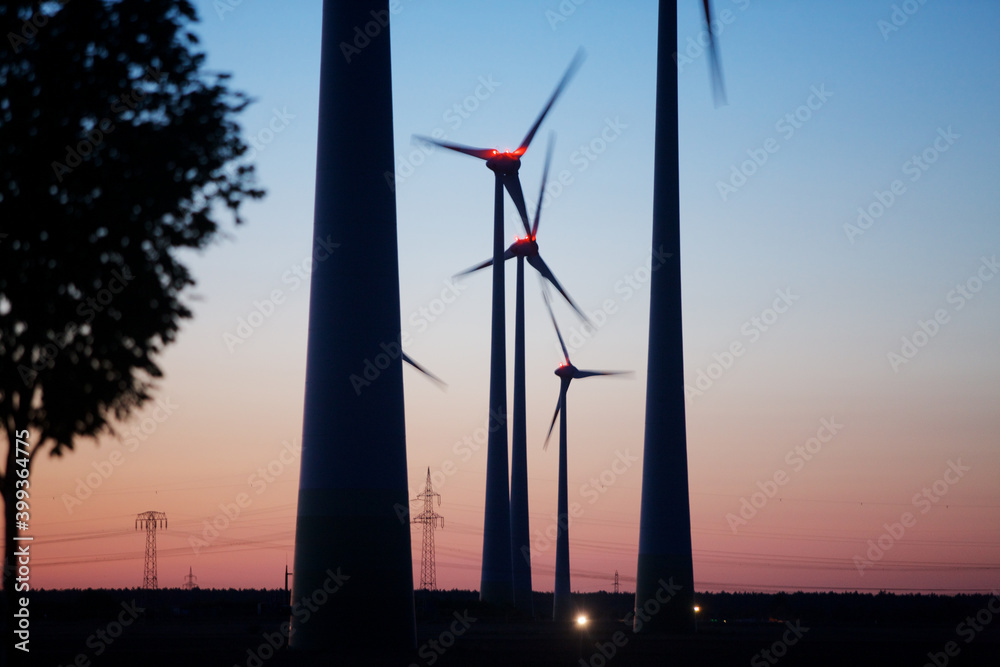 Windkraftanlage in der Dämmerung Windkraftanlage in der Dämmerung