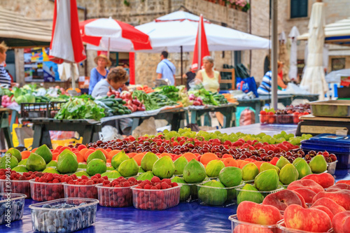 Obraz na płótnie Summer cityscape - view of the fruit counter at the Gunduliceva Poljana Market in the Old Town of Dubrovnik, closeup with selective focus, on the Adriatic Sea coast of Croatia w salonie
