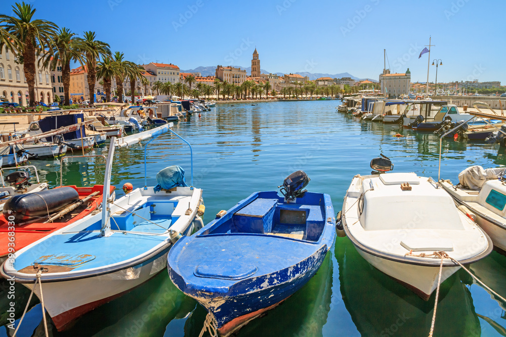 Obraz premium Coastal summer cityscape - view of the boat dock and the Split promenade, the Adriatic coast of Croatia
