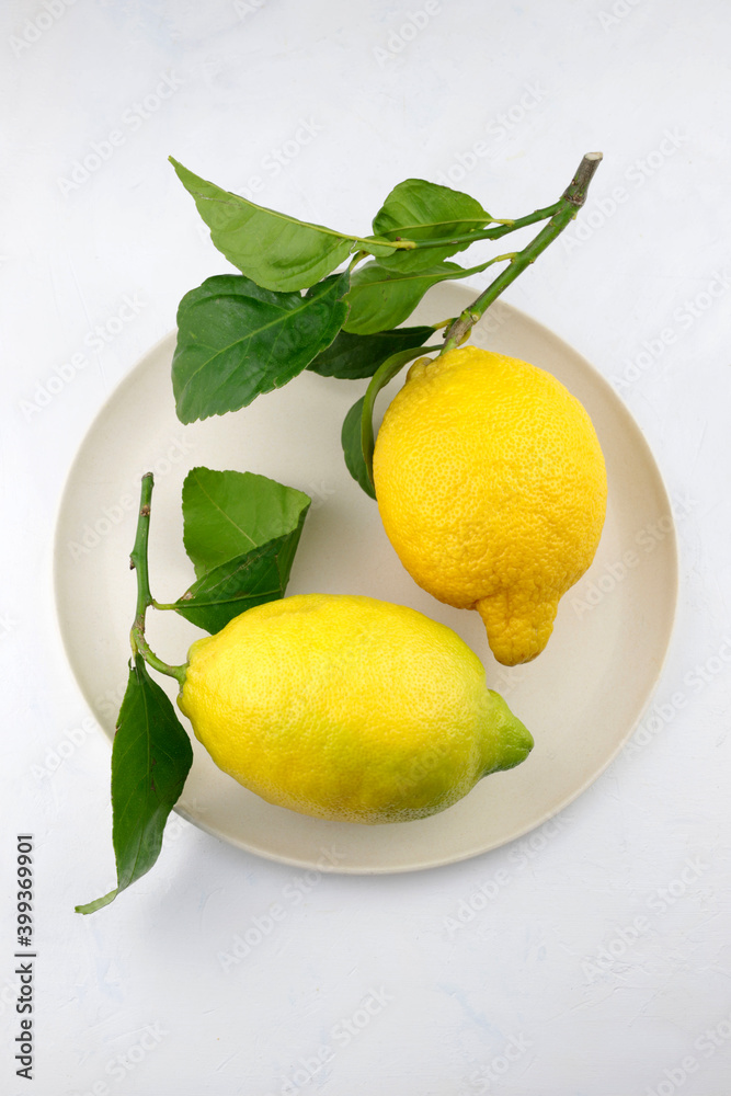 Frutta limone con foglie isolati su sfondo bianco.Vista dall'alto.