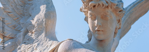 Foto Guardian angel statue in light as a symbol of strength, truth and faith