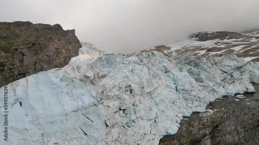 Vue aérienne par drone du glacier des Bossons dans la vallée de chamonix, France 