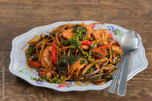 Foto Spicy Thai Drunken Noodles with Shrimps named Pad Kee Mao Goong