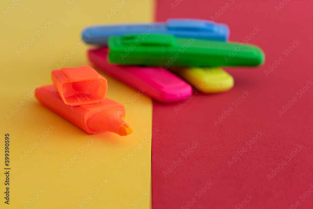 Naklejka premium highlighter pencils. various colors on yellow background