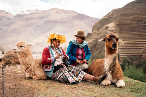 Peruvian women working together photo