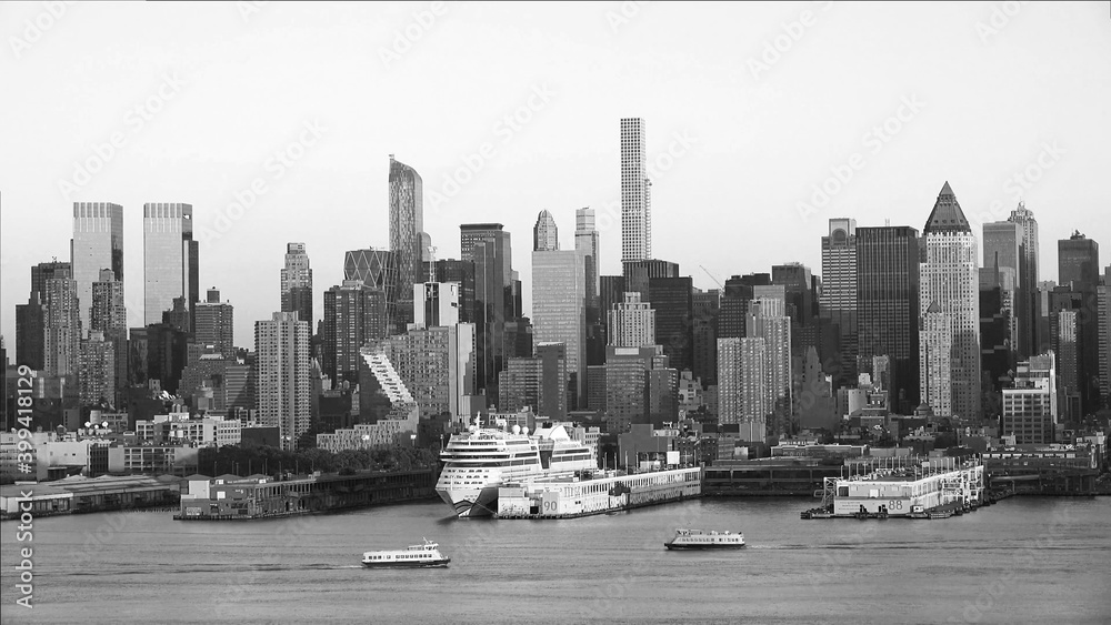 Obraz premium ships in East river with view of manhattan buildings New York City, black and white