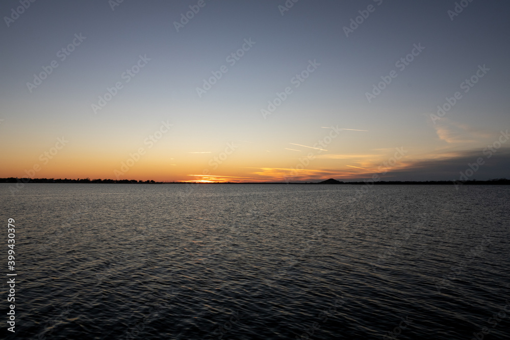 Naklejka premium sunset over the lake