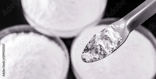 Tableau sur toile calcium chloride being prepared in the laboratory