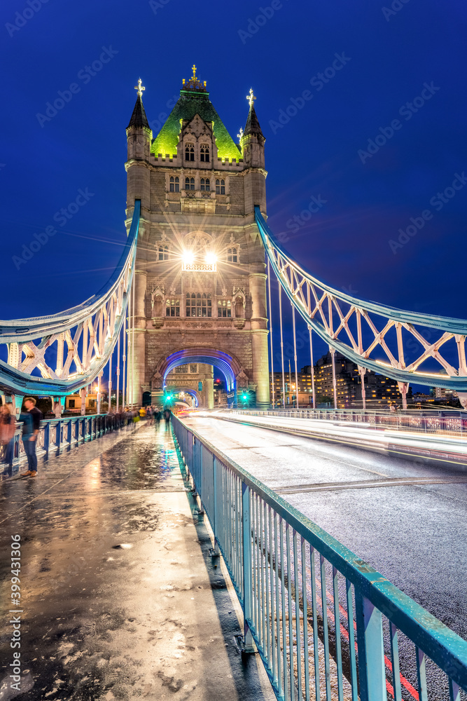 Obraz premium Tower bridge at dusk - vertical view from the bridge 