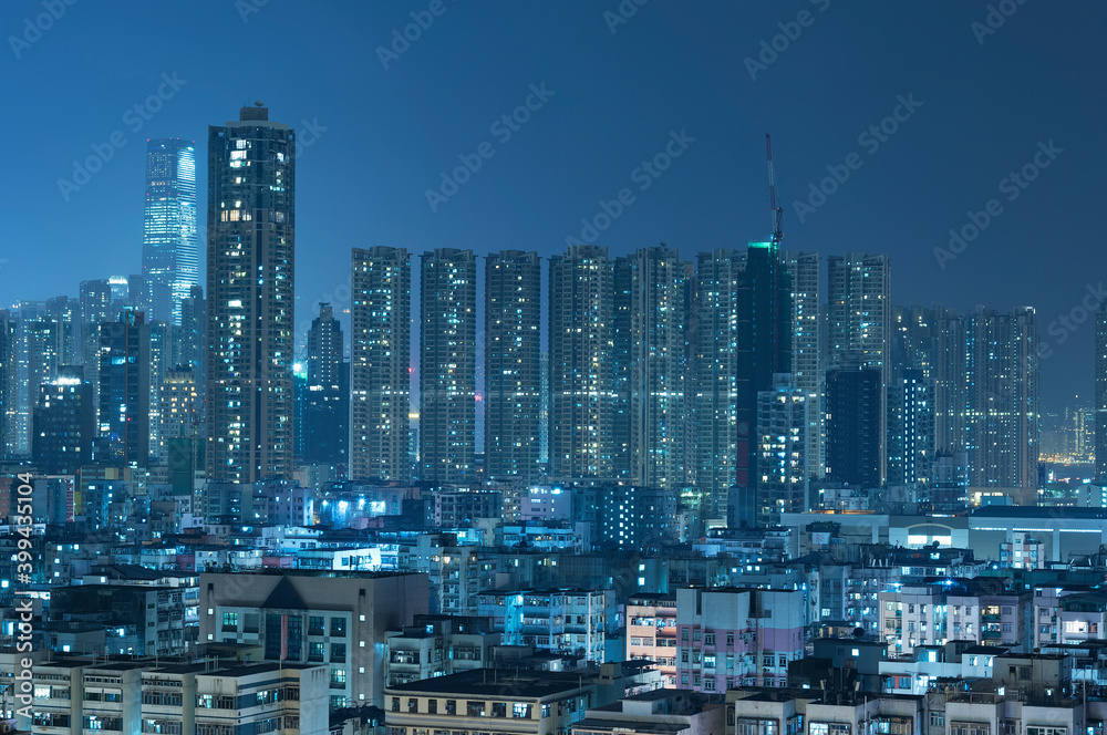 Naklejka premium Skyline of Hong Kong city at night