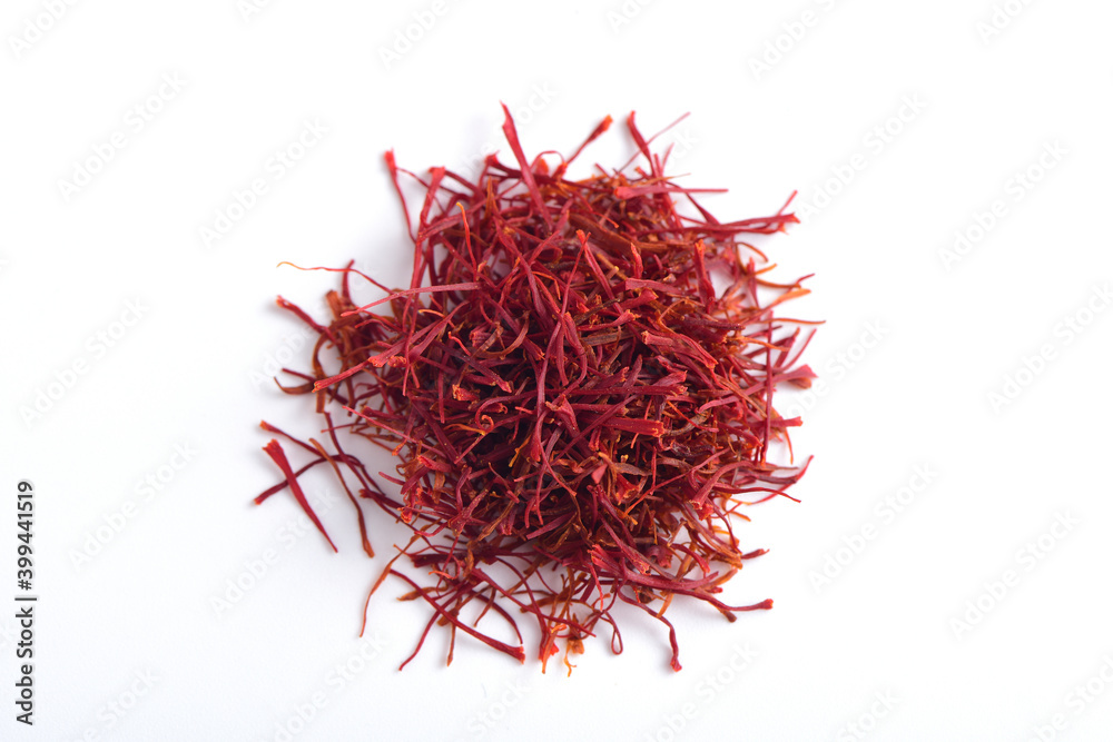 Naklejka premium A close-up picture of saffron on a white background